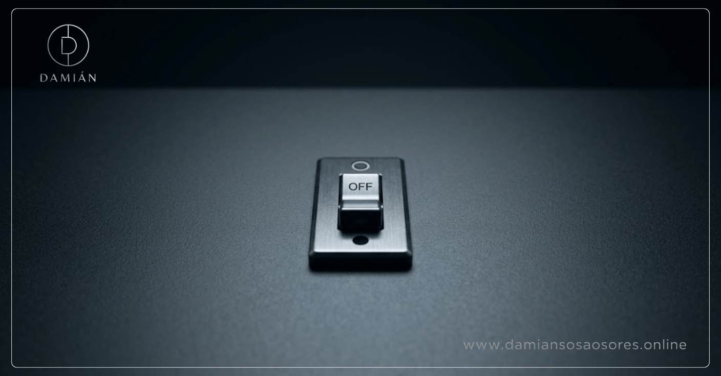 No es que no sabés qué hacer. Decirlo así incomoda porque rompe una idea cómoda: que la falta de decisión se debe a falta de claridad. No. En muchos casos, la claridad ya está. Lo que no está es la decisión asumida. Lo que ya sabés (aunque no lo digas) Hay situaciones que no necesitan más análisis. No necesitan otra conversación. No necesitan más tiempo. Necesitan cierre. Y sin embargo, siguen abiertas. No porque no se entienda qué está pasando. Sino porque lo que implica decidir todavía no se está dispuesto a asumir. La excusa elegante La postergación rara vez se presenta como duda. Se presenta como prudencia. “Prefiero esperar.” “Quiero verlo un poco más.” “No es el momento.” Suena razonable. Pero en muchos casos no es prudencia. Es evitar el costo de decidir. Porque decidir implica algo que el análisis no exige: perder alternativas, incomodar a alguien, cerrar una etapa, hacerse cargo de una consecuencia. Cuando pensar deja de ayudar Pensar es necesario. Pero hay un punto en el que deja de ordenar y empieza a proteger lo que no se quiere cerrar. Se revisa lo mismo. Se gira sobre los mismos argumentos. Se buscan nuevas perspectivas. Pero nada cambia. No porque falte información. Porque falta decisión. El costo de sostener lo abierto Una decisión no tomada no queda en pausa. Opera. Condiciona otras decisiones. Desgasta la atención. Acumula tensión en el sistema. Aparece en: conversaciones que se repiten, temas que vuelven sin resolverse, energía que se dispersa sin causa clara. No decidir no es neutro. Es una forma de decidir sin asumirlo. Donde empieza a pesar el rol Cuando una decisión tiene impacto real, deja de ser personal. Afecta a otros. Ordena (o desordena) estructuras. Define dinámicas. En ese punto, el problema no es qué hacer. Es sostener la decisión. Y eso no siempre es cómodo. El punto que no se suele nombrar Hay decisiones que ya están claras antes de ser dichas. Se intuyen. Se saben. Se evitan. No por falta de capacidad. Sino por lo que implican. Ahí es donde muchas veces el pensamiento se extiende más de lo necesario. No para entender mejor. Para no cerrar. Cuando la claridad no alcanza La claridad no siempre resuelve. A veces expone. Muestra con precisión lo que hay que hacer y, al mismo tiempo, el costo de hacerlo. En ese punto, el problema deja de ser cognitivo. Pasa a ser decisional. Y lo decisional no se resuelve pensando más. Se resuelve asumiendo. Cierre No es que no sabés qué hacer. Es que decidir implica algo que todavía no estás dispuesto a sostener. Mientras eso no se asuma, la decisión va a seguir abierta. Y va a seguir operando. Porque no decidir no la elimina. Solo la deja actuando sin control. Para seguir profundizando Este artículo forma parte del marco conceptual del Sistema de Claridad Ejecutiva, orientado a personas que sostienen decisiones con impacto real y necesitan pensar con criterio bajo presión. • Sistema de Claridad Ejecutiva • Workbook Claridad Ejecutiva 2026 • Ciclo Claridad Ejecutiva · Encuentros de decisión Referencias que inspiran este enfoque Heifetz, R. A. (1994). Leadership without easy answers. Harvard University Press. → Evitar decisiones difíciles no elimina el problema; transfiere el costo al sistema. Kahneman, D. (2012). Thinking, fast and slow. Farrar, Straus and Giroux. → La postergación prolongada expone el juicio a automatismos y sesgos. Lewin, K. (1936). Principles of topological psychology. McGraw-Hill. → Las tensiones no resueltas reorganizan el campo alrededor de ellas. March, J. G. (1994). A primer on decision making: How decisions happen. Free Press. → Las decisiones no tomadas también generan consecuencias organizacionales.