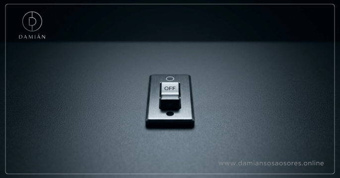 No es que no sabés qué hacer. Decirlo así incomoda porque rompe una idea cómoda: que la falta de decisión se debe a falta de claridad. No. En muchos casos, la claridad ya está. Lo que no está es la decisión asumida. Lo que ya sabés (aunque no lo digas) Hay situaciones que no necesitan más análisis. No necesitan otra conversación. No necesitan más tiempo. Necesitan cierre. Y sin embargo, siguen abiertas. No porque no se entienda qué está pasando. Sino porque lo que implica decidir todavía no se está dispuesto a asumir. La excusa elegante La postergación rara vez se presenta como duda. Se presenta como prudencia. “Prefiero esperar.” “Quiero verlo un poco más.” “No es el momento.” Suena razonable. Pero en muchos casos no es prudencia. Es evitar el costo de decidir. Porque decidir implica algo que el análisis no exige: perder alternativas, incomodar a alguien, cerrar una etapa, hacerse cargo de una consecuencia. Cuando pensar deja de ayudar Pensar es necesario. Pero hay un punto en el que deja de ordenar y empieza a proteger lo que no se quiere cerrar. Se revisa lo mismo. Se gira sobre los mismos argumentos. Se buscan nuevas perspectivas. Pero nada cambia. No porque falte información. Porque falta decisión. El costo de sostener lo abierto Una decisión no tomada no queda en pausa. Opera. Condiciona otras decisiones. Desgasta la atención. Acumula tensión en el sistema. Aparece en: conversaciones que se repiten, temas que vuelven sin resolverse, energía que se dispersa sin causa clara. No decidir no es neutro. Es una forma de decidir sin asumirlo. Donde empieza a pesar el rol Cuando una decisión tiene impacto real, deja de ser personal. Afecta a otros. Ordena (o desordena) estructuras. Define dinámicas. En ese punto, el problema no es qué hacer. Es sostener la decisión. Y eso no siempre es cómodo. El punto que no se suele nombrar Hay decisiones que ya están claras antes de ser dichas. Se intuyen. Se saben. Se evitan. No por falta de capacidad. Sino por lo que implican. Ahí es donde muchas veces el pensamiento se extiende más de lo necesario. No para entender mejor. Para no cerrar. Cuando la claridad no alcanza La claridad no siempre resuelve. A veces expone. Muestra con precisión lo que hay que hacer y, al mismo tiempo, el costo de hacerlo. En ese punto, el problema deja de ser cognitivo. Pasa a ser decisional. Y lo decisional no se resuelve pensando más. Se resuelve asumiendo. Cierre No es que no sabés qué hacer. Es que decidir implica algo que todavía no estás dispuesto a sostener. Mientras eso no se asuma, la decisión va a seguir abierta. Y va a seguir operando. Porque no decidir no la elimina. Solo la deja actuando sin control. Para seguir profundizando Este artículo forma parte del marco conceptual del Sistema de Claridad Ejecutiva, orientado a personas que sostienen decisiones con impacto real y necesitan pensar con criterio bajo presión. • Sistema de Claridad Ejecutiva • Workbook Claridad Ejecutiva 2026 • Ciclo Claridad Ejecutiva · Encuentros de decisión Referencias que inspiran este enfoque Heifetz, R. A. (1994). Leadership without easy answers. Harvard University Press. → Evitar decisiones difíciles no elimina el problema; transfiere el costo al sistema. Kahneman, D. (2012). Thinking, fast and slow. Farrar, Straus and Giroux. → La postergación prolongada expone el juicio a automatismos y sesgos. Lewin, K. (1936). Principles of topological psychology. McGraw-Hill. → Las tensiones no resueltas reorganizan el campo alrededor de ellas. March, J. G. (1994). A primer on decision making: How decisions happen. Free Press. → Las decisiones no tomadas también generan consecuencias organizacionales.