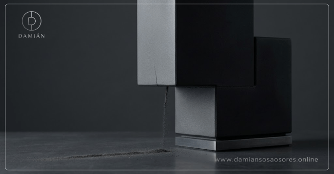 Lo que no cerrás, lo seguís pagando. No siempre con dinero. No siempre de forma visible. Pero lo seguís pagando. En atención. En energía. En conversaciones repetidas. En una parte del rol que deja de estar disponible para lo que sí importa. Lo abierto no queda suspendido Hay una idea cómoda detrás de muchas decisiones demoradas: la idea de que lo no resuelto queda en pausa. No. Lo abierto sigue operando. Sigue ocupando pensamiento. Sigue interfiriendo en otras definiciones. Sigue condicionando el tono de lo que viene después. No hace falta que una decisión explote para que tenga costo. Alcanza con que no cierre. El pago silencioso La mayoría de las decisiones abiertas no producen una crisis. Producen otra cosa. Cansancio que no termina de explicarse. Reuniones que vuelven sobre lo mismo. Temas que reaparecen cuando ya deberían estar saldados. Sensación de que nada termina de ordenarse del todo. Eso también es costo. No un costo dramático. Un costo acumulativo. Y justamente por eso se lo subestima. La inercia también cobra Muchas veces no se sigue por convicción. Se sigue por inercia. Se sigue porque ya estaba en marcha. Porque nadie quiere asumir el cierre. Porque interrumpir algo obliga a dar una explicación. Entonces se sostiene. Pero sostener algo que ya no se elige no es neutral. Consume. Y lo que consume sin justificar su permanencia termina debilitando el criterio del rol. El precio de lo inconcluso Lo inconcluso tiene una forma particular de cobrar. No exige toda la atención de golpe. La drena de a poco. En cada revisión innecesaria. En cada conversación que no termina. En cada definición que se posterga "un poco más". Lo inconcluso no pide presencia total. Pide disponibilidad permanente. Y eso desgasta más de lo que suele admitirse. Cuando el sistema se adapta al costo Hay un momento en que lo no cerrado deja de ser excepción y empieza a volverse paisaje. Todos saben que el tema sigue abierto. Todos aprenden a convivir con eso. Todos ajustan su conducta alrededor de una definición que no llega. Ahí el costo ya no es individual. Se vuelve sistémico. Y cuanto más se normaliza, más caro sale revertirlo. Cierre Lo que no cerrás, lo seguís pagando. No porque el sistema te castigue. Porque nada abierto deja de producir efectos solo por haber sido postergado. A veces no hace falta más análisis. Hace falta dejar de financiar con atención y energía algo que ya debería haber sido definido. Cerrar también es dejar de pagar. Para seguir profundizando Este artículo forma parte del marco conceptual del Sistema de Claridad Ejecutiva, orientado a personas que sostienen decisiones con impacto real y necesitan pensar con criterio bajo presión. • Sistema de Claridad Ejecutiva Referencias que inspiran este enfoque Heifetz, R. A. (1994). Leadership without easy answers. Harvard University Press. → Lo difícil de decidir no desaparece al postergarse; se redistribuye en el sistema que depende de esa definición. Lewin, K. (1936). Principles of topological psychology. McGraw-Hill. → Las tensiones no resueltas no se detienen: reorganizan el campo alrededor de su permanencia. March, J. G. (1994). A primer on decision making: How decisions happen. Free Press. → Las decisiones no tomadas también producen trayectorias y costos, aunque no se las nombre como tales.