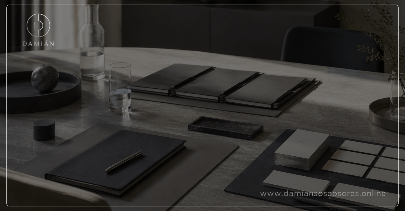 Mesa de trabajo ejecutiva con cuadernos, carpetas y materiales organizados en distintos sectores, representando modalidades de intervención profesional para ordenar decisiones, conversaciones y ejecución.